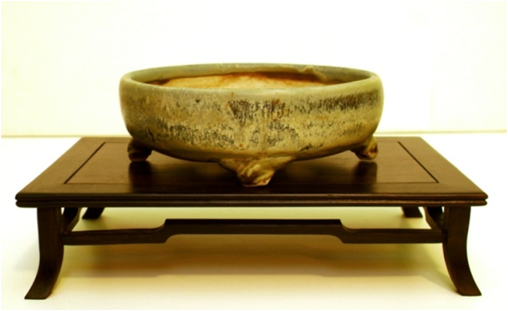 Горшок работы Сары Рейнер из коллекции Райана Белла (Ryan Bell).  
Источник: https://japanesebonsaipots.net/2012/02/28/collection-10western-potters/
