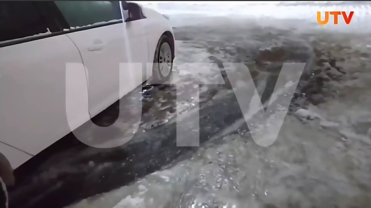     В Уфе прорвало трубу около ГЛК «Ак-Йорт»: вода залила территорию и быстро замерзла.