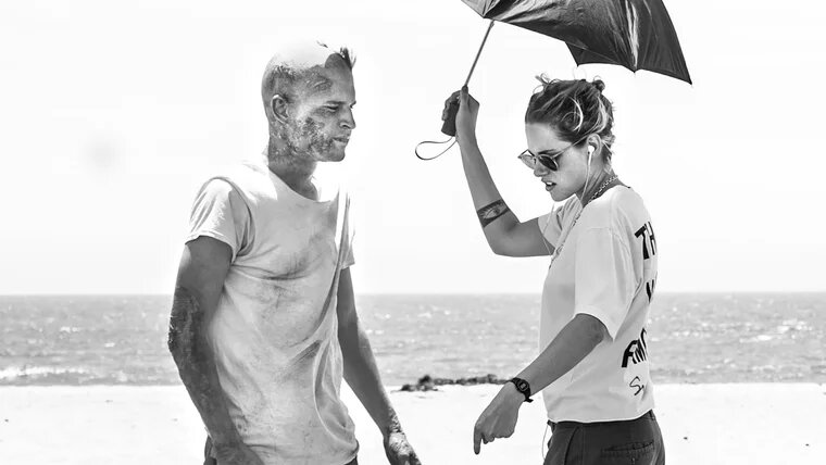 Актёр Джош Кей, главный герой истории, и Кристен Стюарт. Постановка сцены, когда ГГ приезжает на пляж, иссохший от жажды, что от бессилия он даже не может идти, а ползёт по песку 