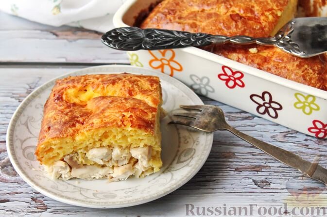 куриное филе, сыр твёрдый, масло сливочное, сметана, яйца, мука, разрыхлитель, соль, перец чёрный молотый, масло растительное