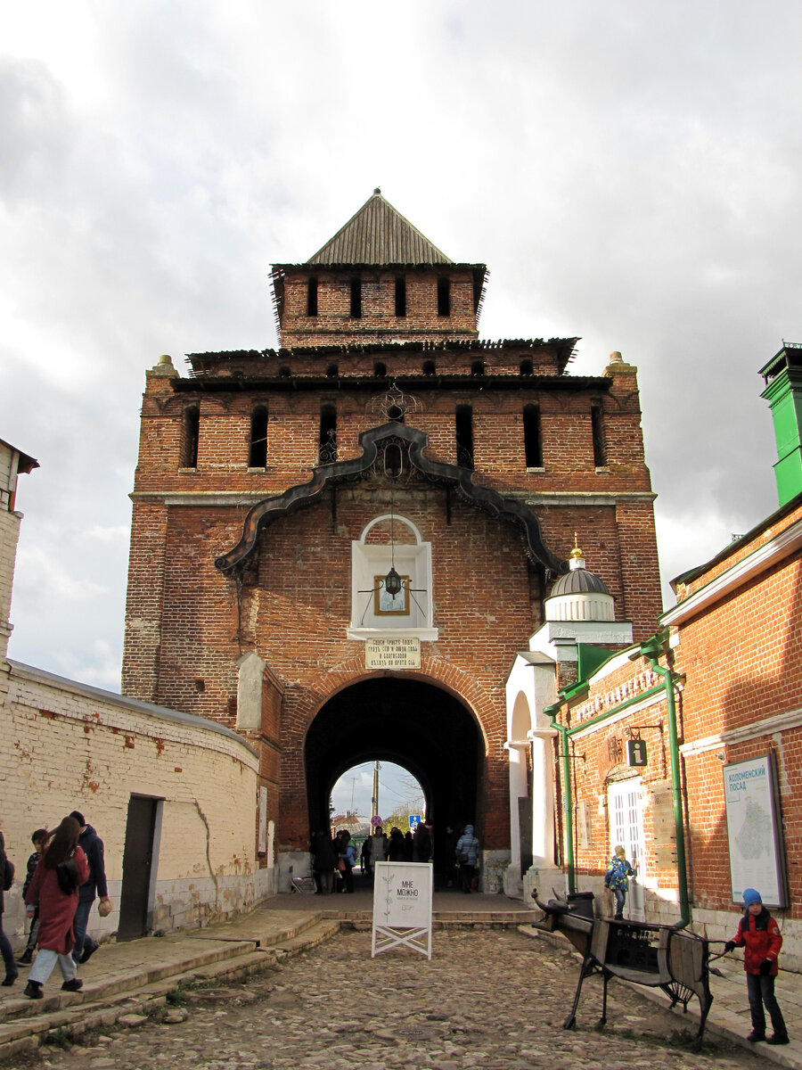 Пятницкая башня коломенского кремля с проездными воротами (здесь и далее фото автора)