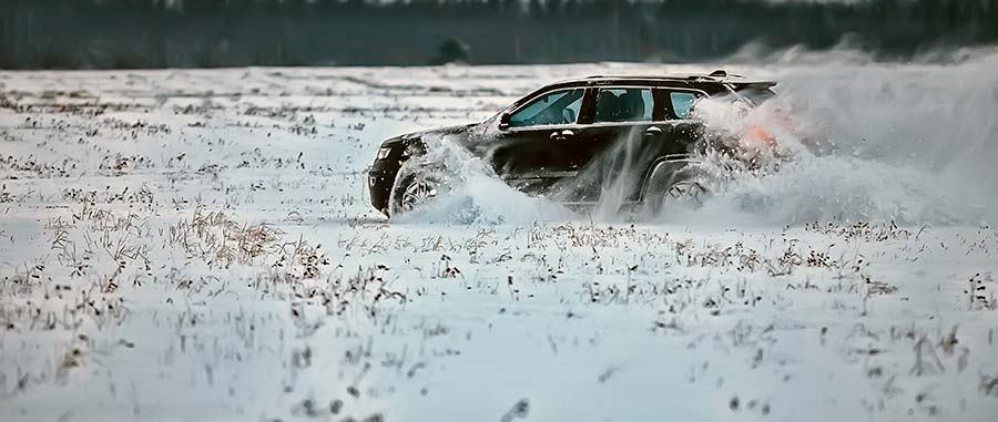 Дрифт автомобиля в снегу