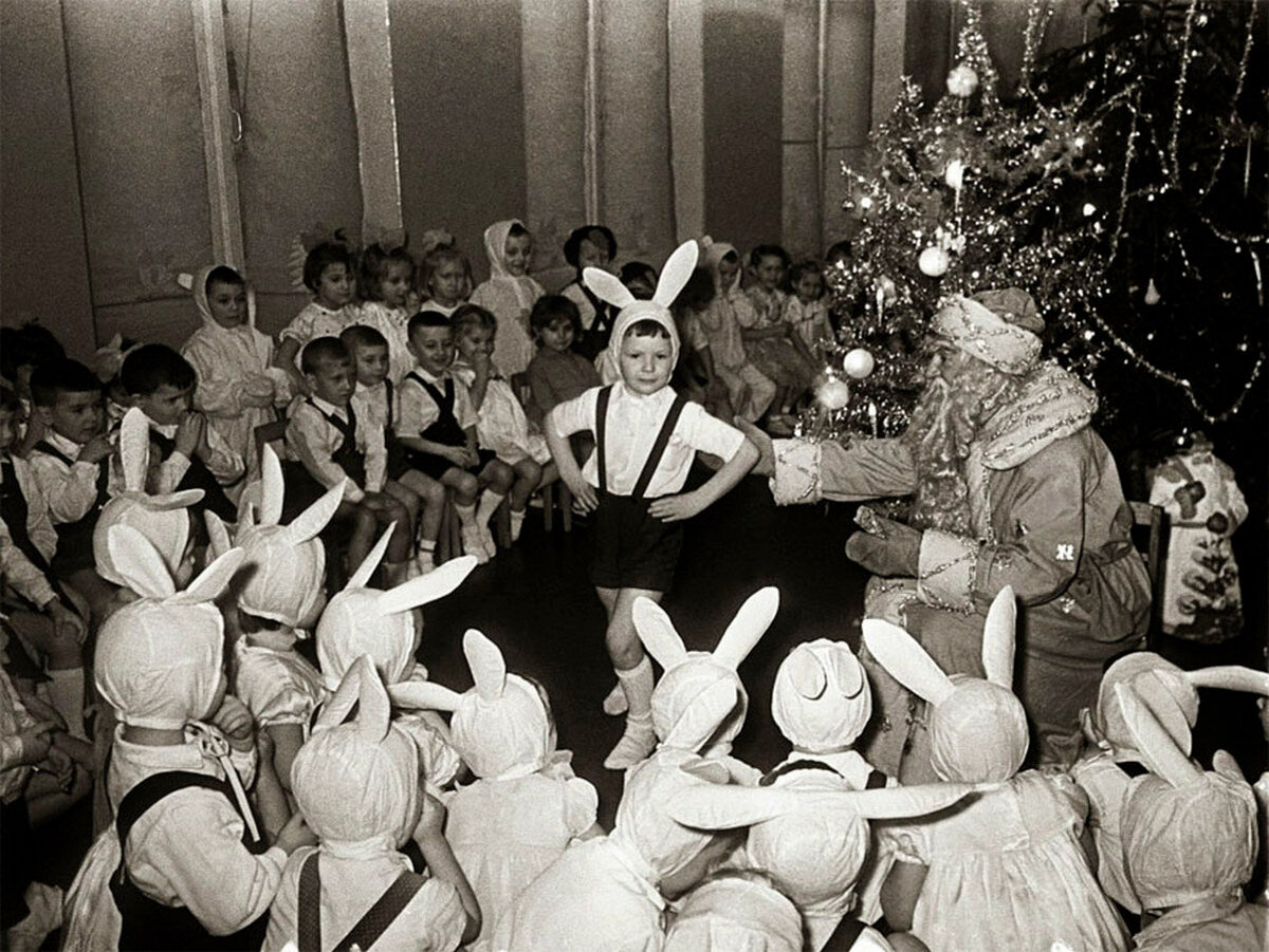    Как встречали Новый год в столице Карелии в 1960-х, фотоНовогодняя елка в фойе Финского театра Карелии, 1980-е. Фото Бориса Семенова