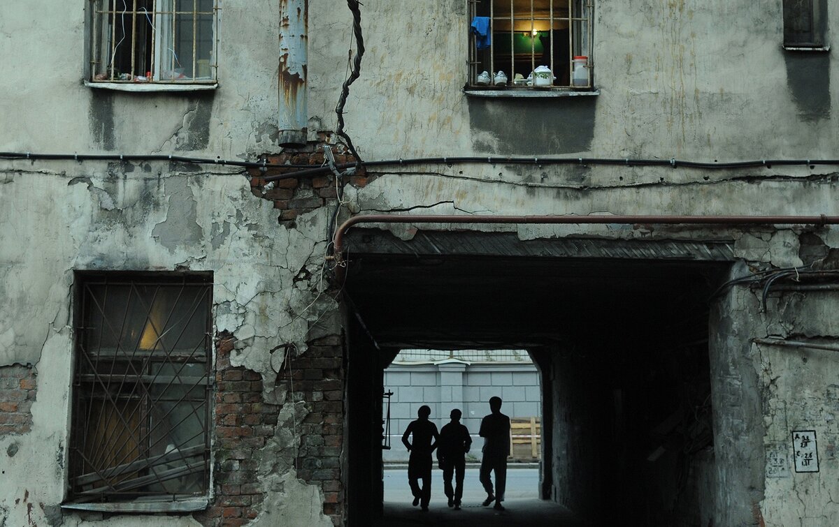 Фильм "Берегись автомобиля" начинался фразой: "Ночь была такой тёмной, что хотелось совершить преступление!" А в таком вот районе немудрено стать хулиганом