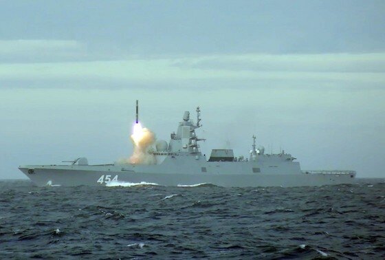    Российский фрегат «Адмирал Горшков» выполняет стрельбу гиперзвуковой ракетой «Циркон»