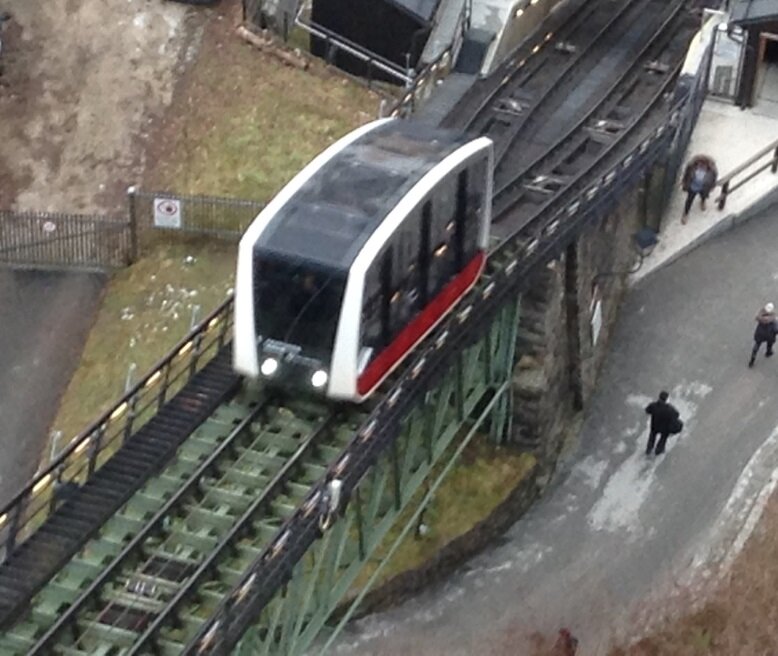 На фуникулере на вершину холма к крепости