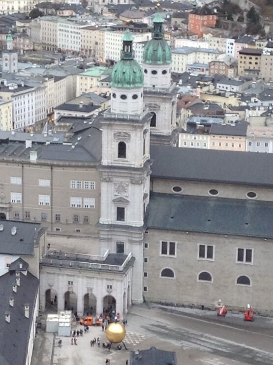 Вид всерху на на городскую площадь с памятником кулинару Паулю Фюрсту, стоящему на "Моцарткугель" 