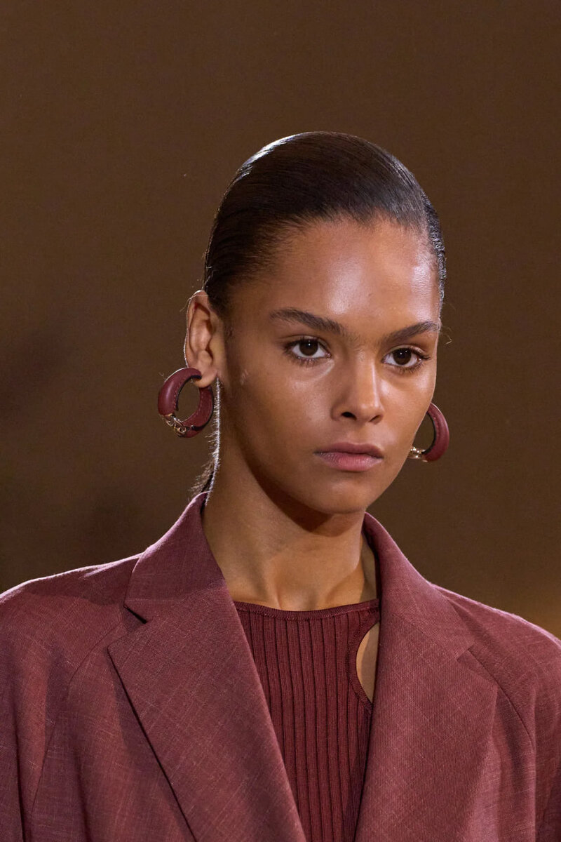 Украшения в форме круга в различных вариациях были на показах всех модных домов