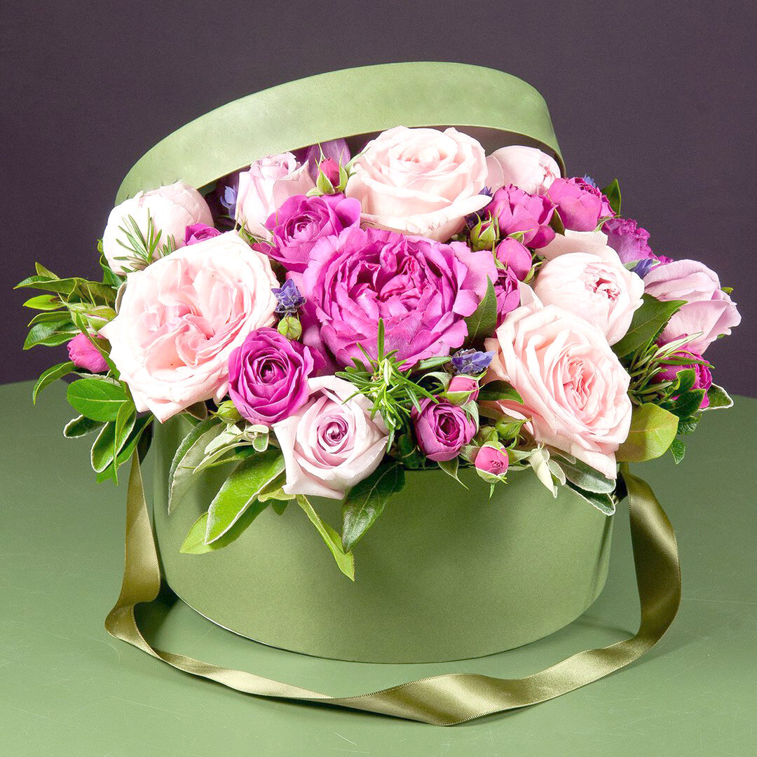 Мужчина сидит на камне. Элизабет гэдд. Счастье пейзаж. Ангел снов. Освоение синева момент вселенского спокойствия.