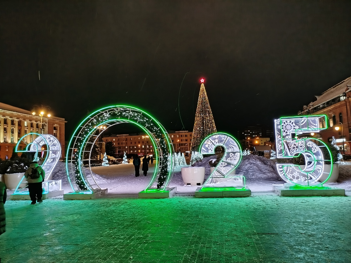 Центральную площадь города подготовили к встрече Нового года