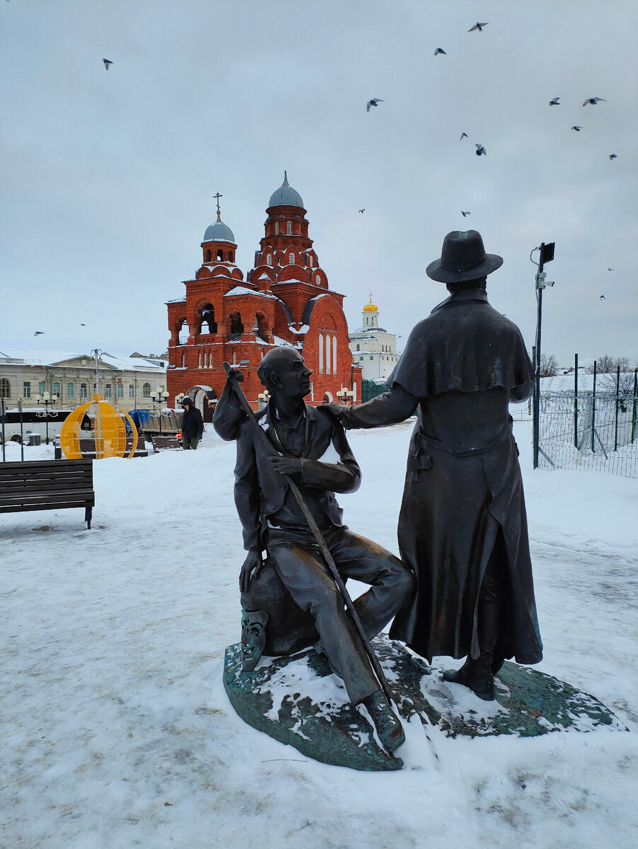 Памятник провинциальным актерам и Троицкая церковь 