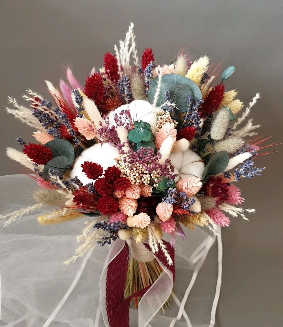 Стоимость букетов на Озоне от 500 руб. до 8- 11 тыс. рублей. Листайте вправо. Изображение взято из открытых источников.