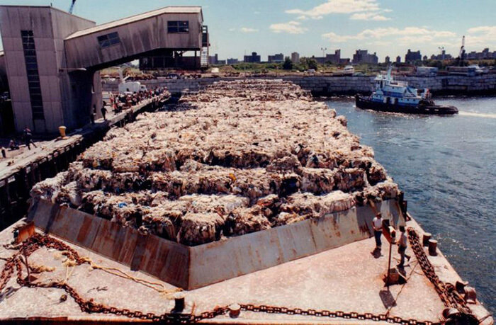 Баржу окрестили «Зловонным Летучим голландцем»