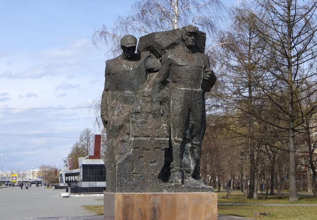 Памятники тагил. Памятник рабочий и танкист Нижний Тагил. Памятник Черепановым Нижний Тагил. Площадь славы Нижний Тагил. Площадь славы Нижний Тагил вагонка.