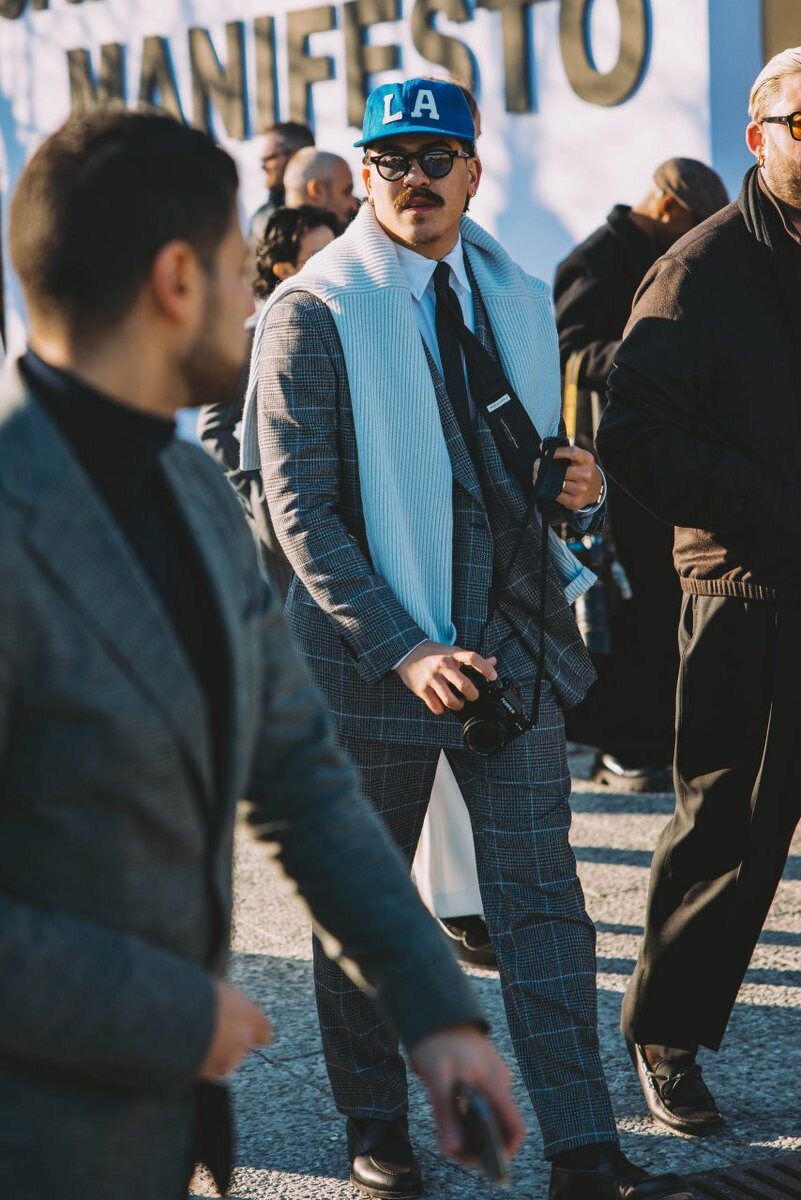 Модный сезон осень 2024 открылся Неделей моды Pitti Uomo, и показ американского дизайнера Тодда Снайдера стал первым после возвращения к нормальной жизни.-3