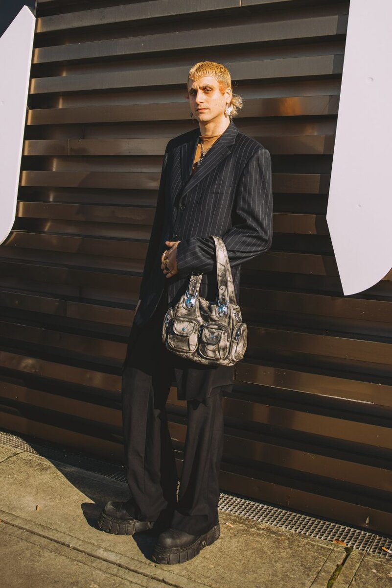 Модный сезон осень 2024 открылся Неделей моды Pitti Uomo, и показ американского дизайнера Тодда Снайдера стал первым после возвращения к нормальной жизни.-9