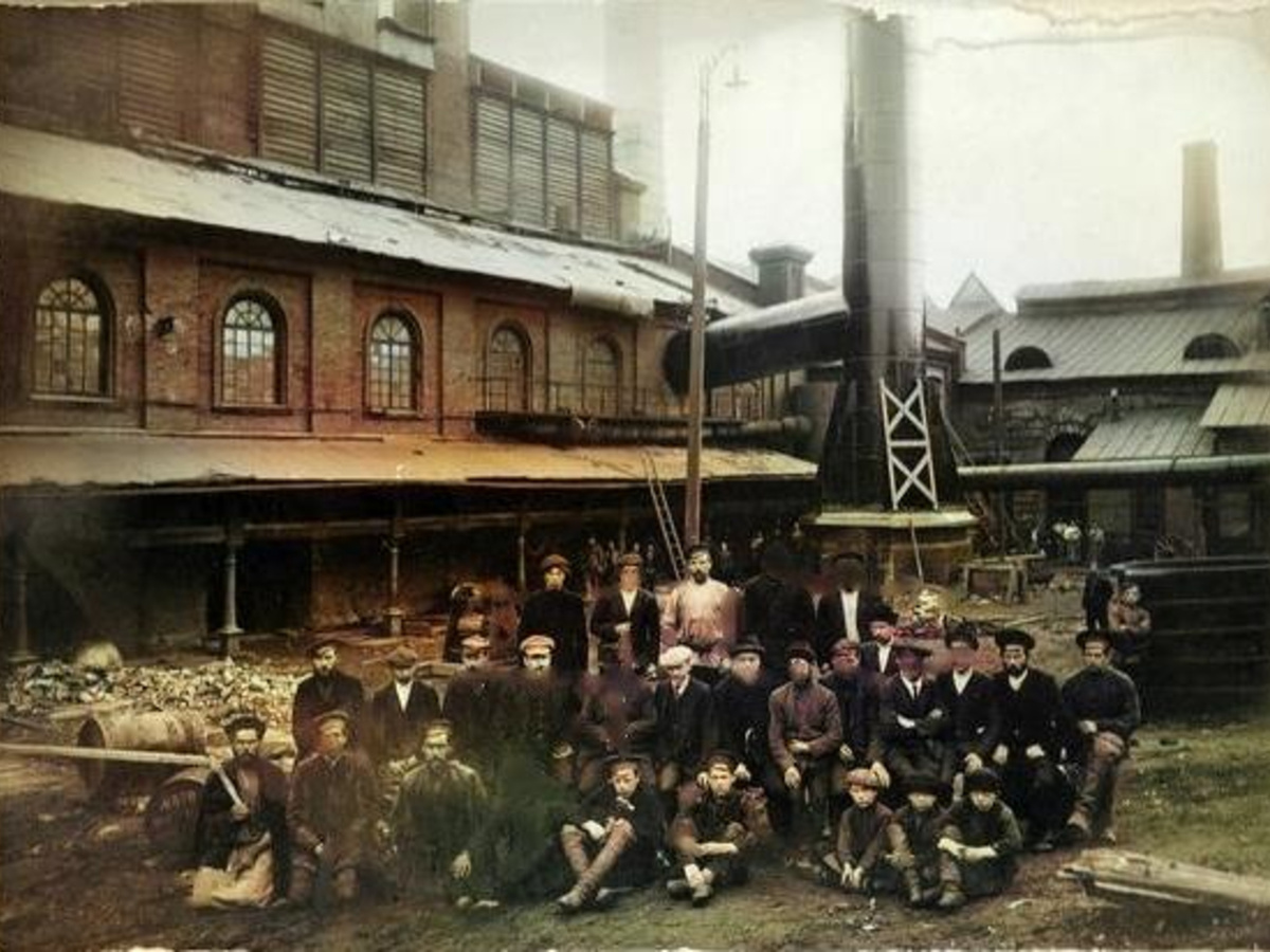 Рабочие завода