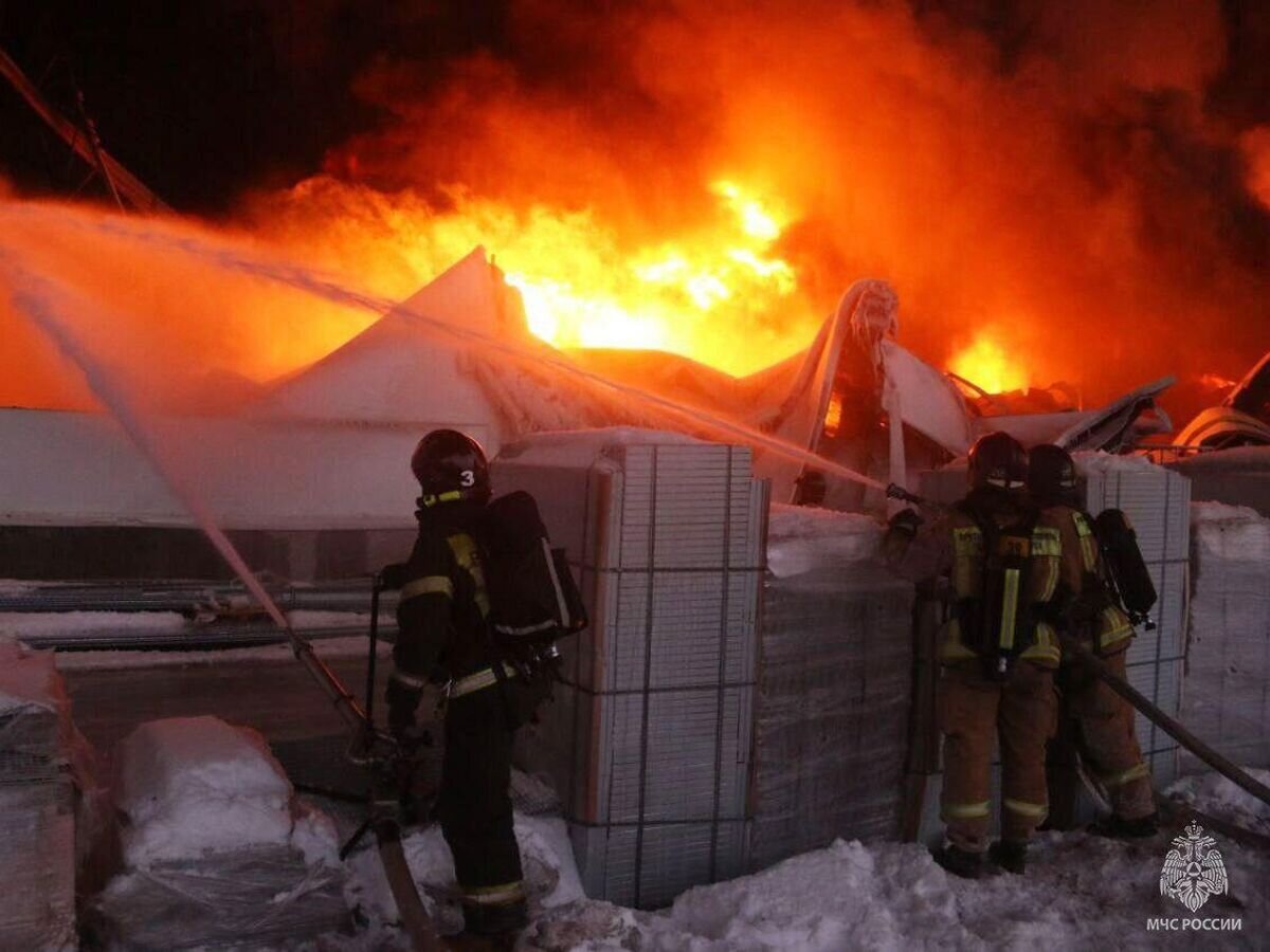    Пожар на складе Wildberries в Пушкинском районе Санкт-Петербурга© МЧС России