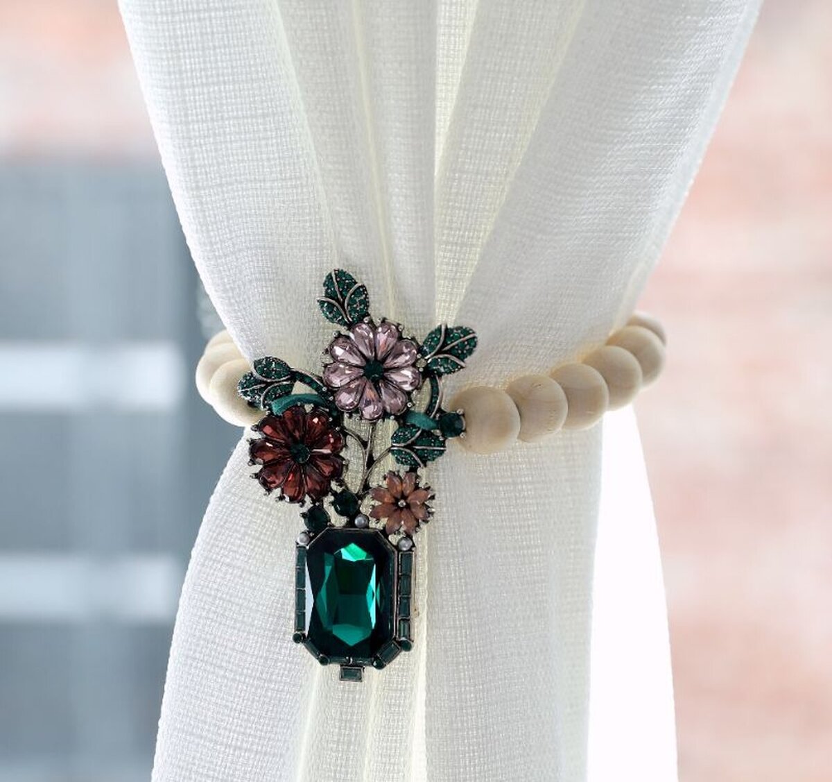 Брошь в качестве прихвата для шторы