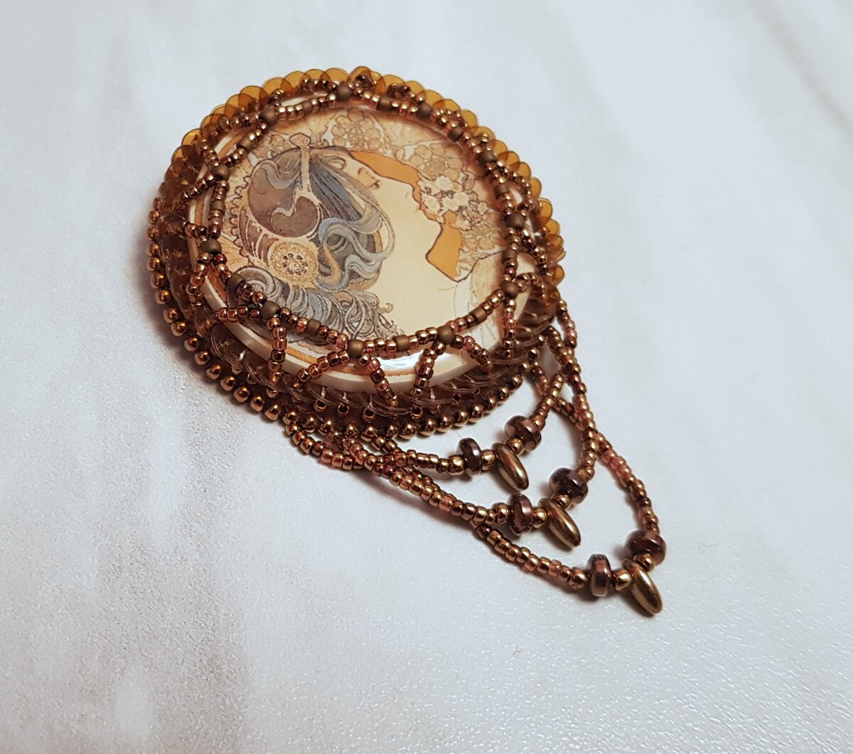 брошь пайетки цветочки. как обшить край брошки пайетками мастер-класс. край броши пайетками. край броши пайетками. брошь люневильской вышивкой.