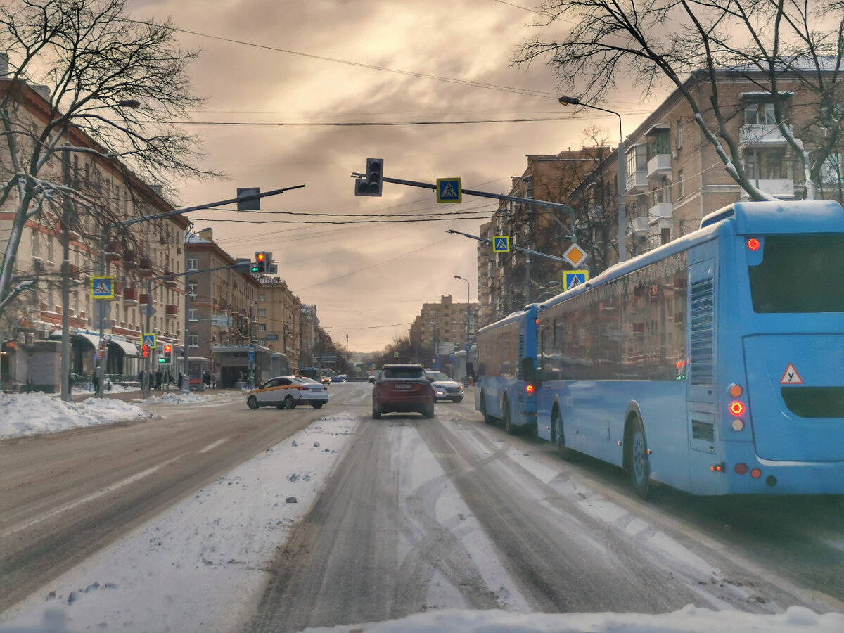 Улица Маршала Бирюзова, перекрёсток с улицей Маршала Соколовского. 