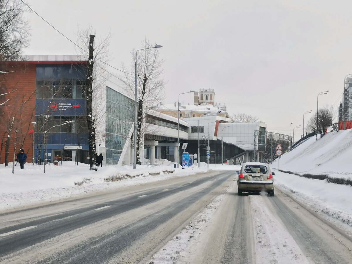 Улица Народного Ополчения, проезд у Песчаного путепровода. Справа виднеется один из входов на станцию МЦК "Панфиловская".