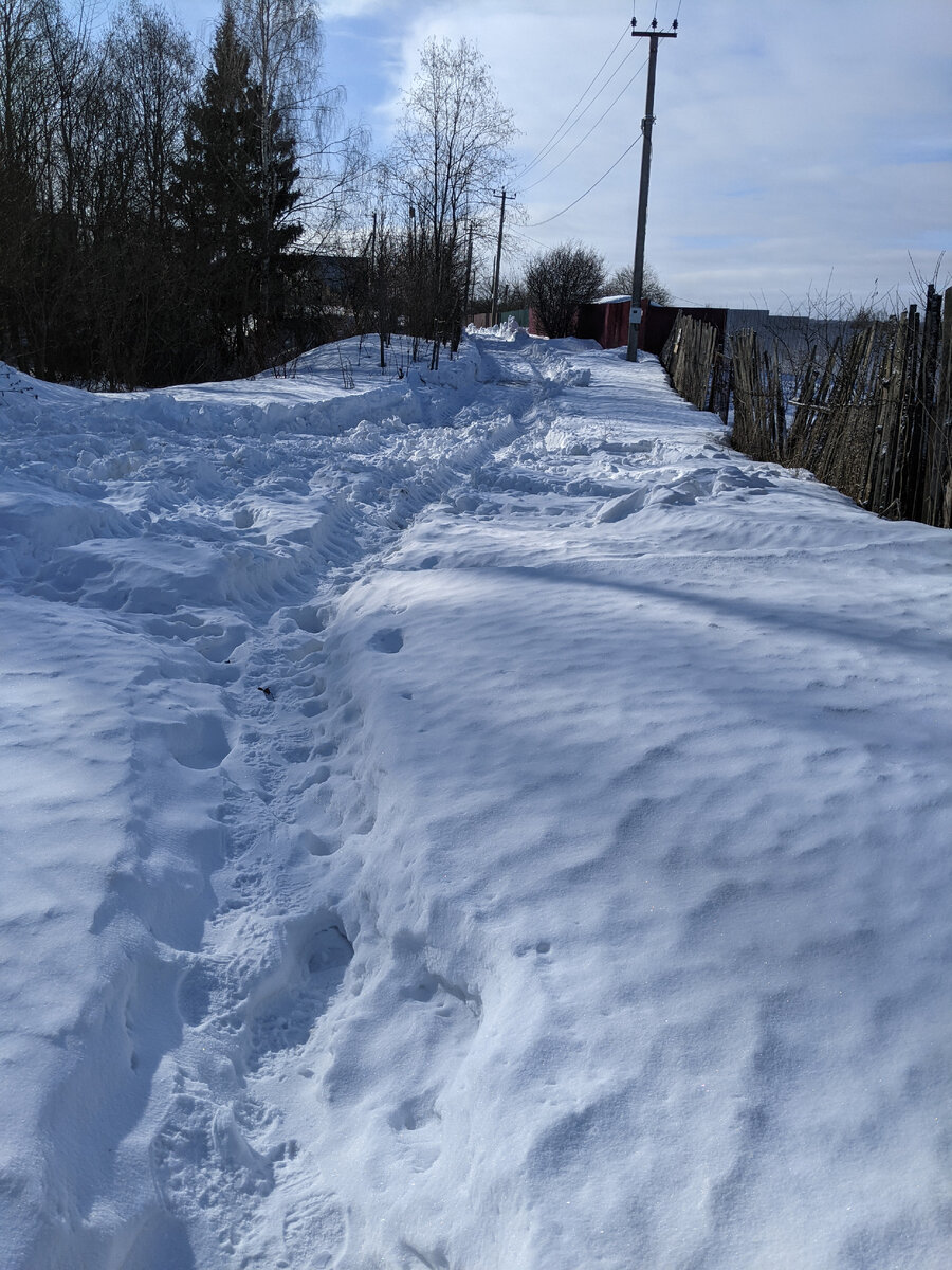 Снежные завалы и страшненький забор нашего участка