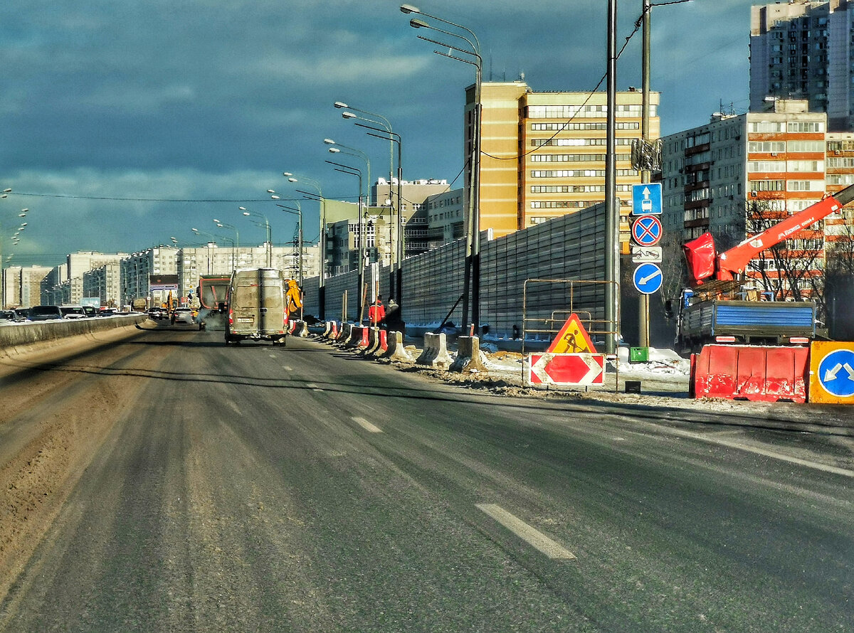 Алтуфьевское шоссе у 40-ых домов, между 2-ым и 3-им Алтуфьевским путепроводом. Здесь устанавливают шумоизоляционные экраны. К сожалению, с моста нельзя больше будет наблюдать на пейзажи вокруг. В день съёмки был закрыт съезд со 2-го Алтуфьевского путепровода на дублёр Алтуфьевского шоссе, это видно справа.