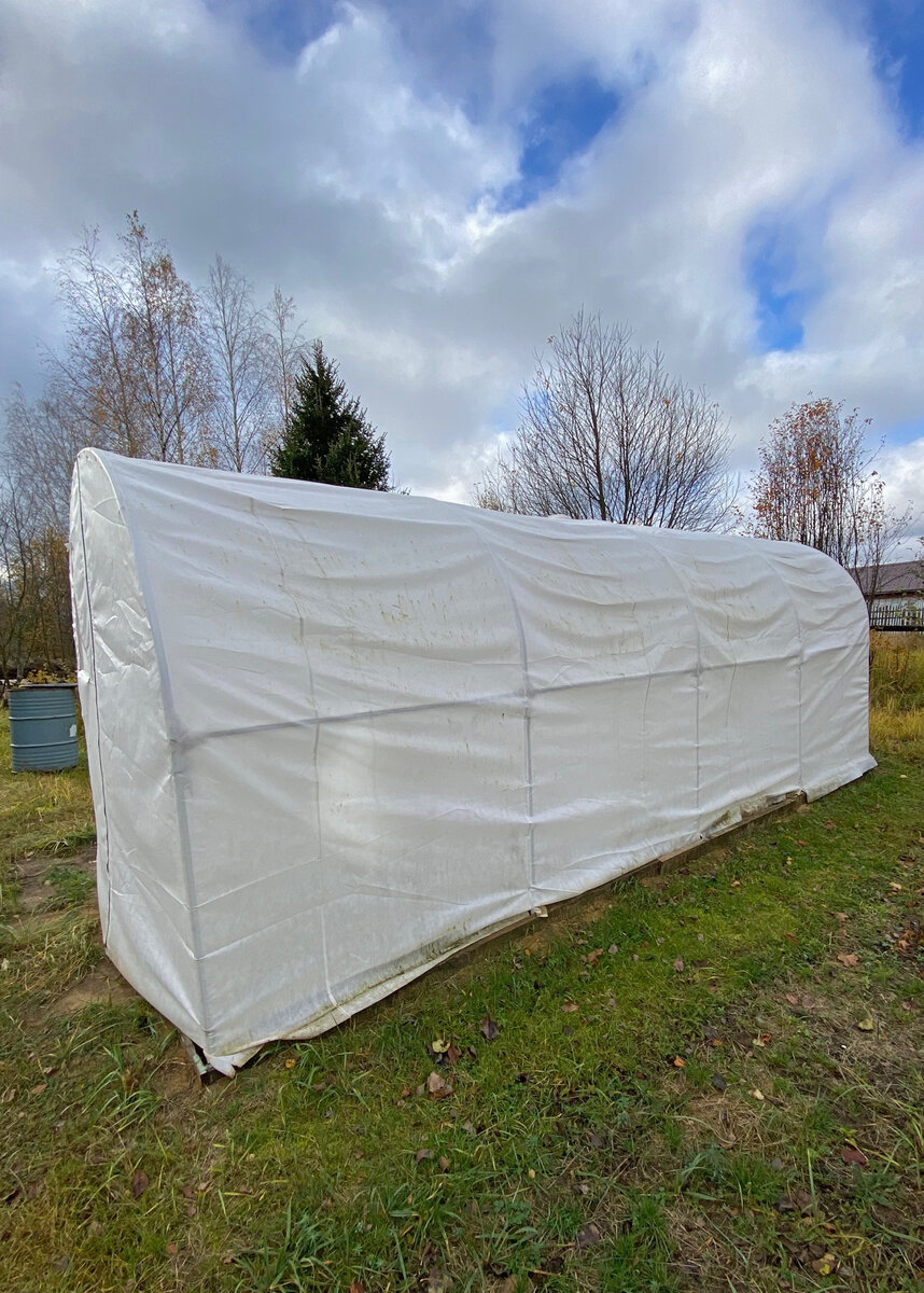 Конец сезона, видно что местами тент потерял свою чистоту.