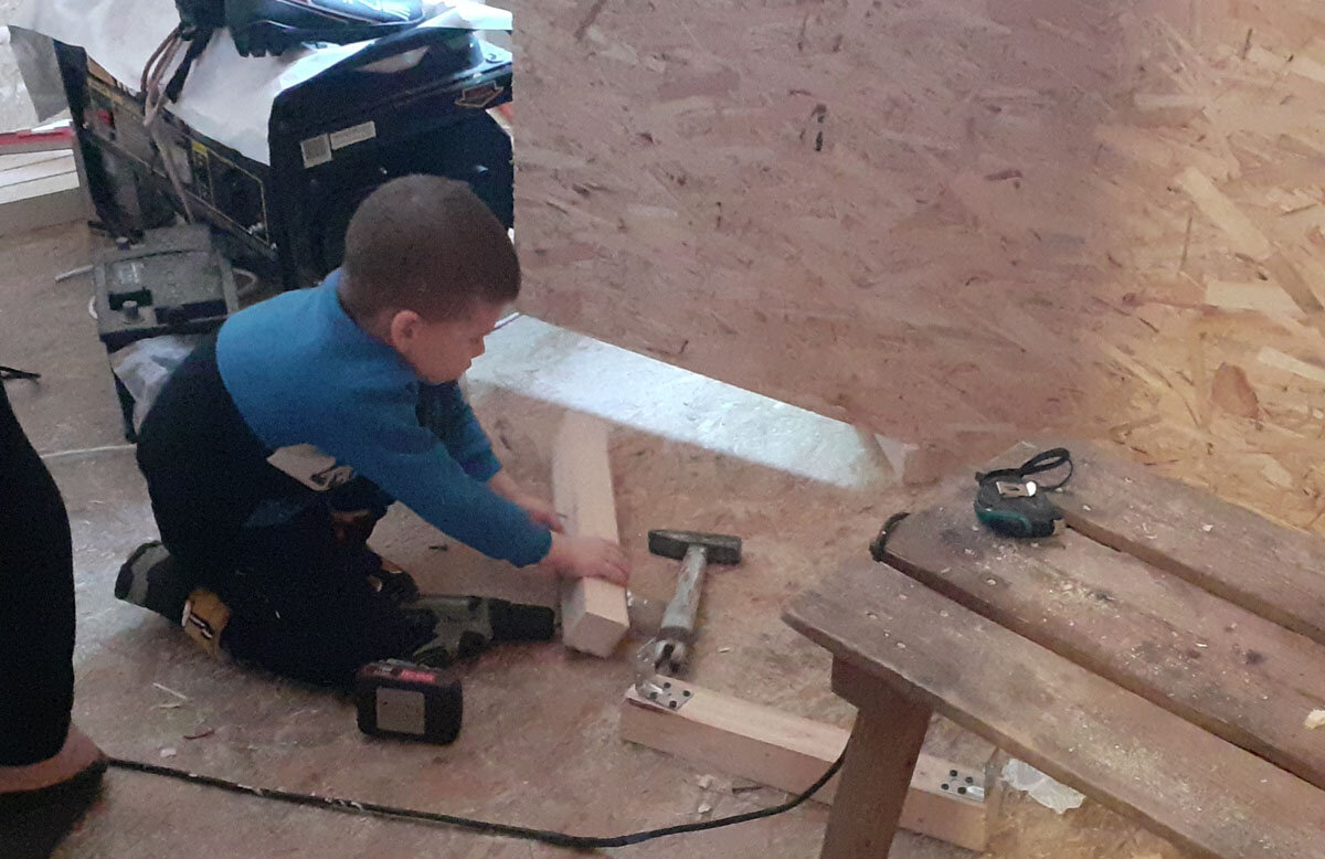 Тема помогает дедушке