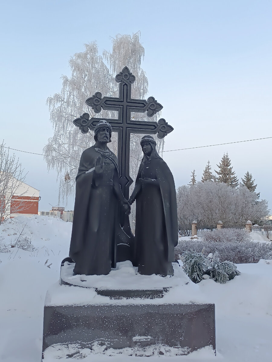 Памятник Петру и Февронии в Великом Новгороде.