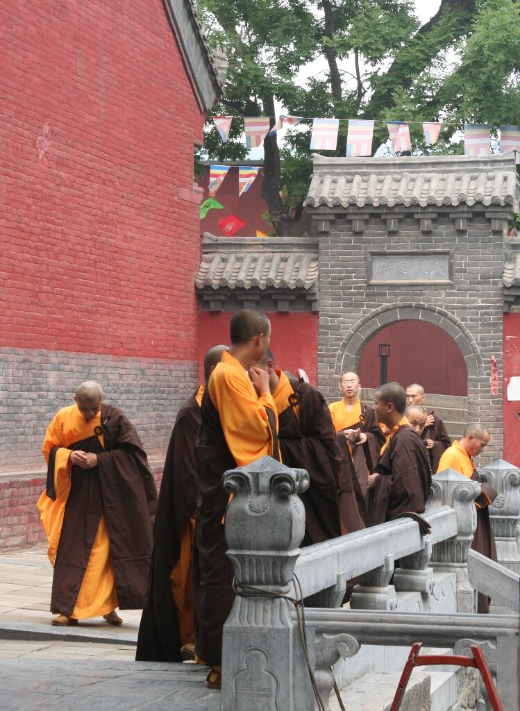 Такое впечатление, что монахи в первый раз одевали такую новую одежду