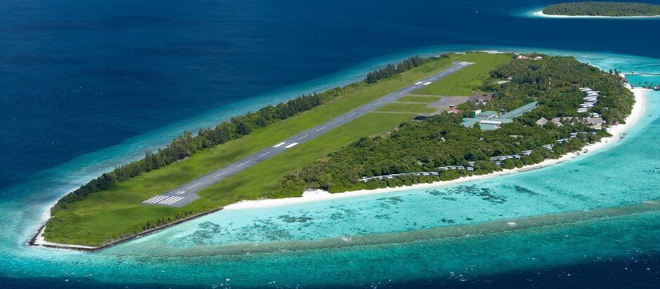 Большая часть острова - это аэродром. Вон то большое здание с зеленоватой крышей и длинным ответвлением вправо - это аэропорт. Все остальное - территория отеля. 