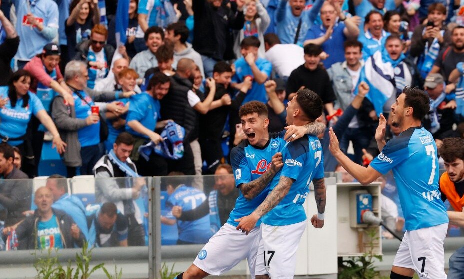    "Наполи" едва не стал чемпионом в матче с "Салернитаной". Фото: Reuters