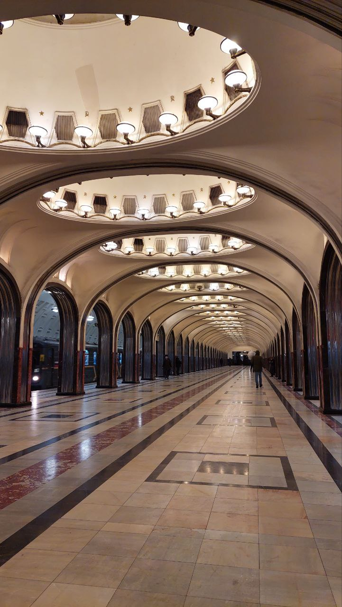 Станция Московского метро "Маяковская"- колонная трёхсводчатая станция глубокого заложения (глубина заложения - 33 метра)с одной островной платформой, фото автора, январь 2024г.