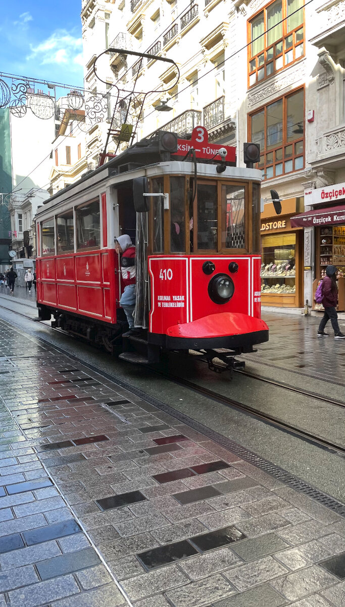 Старый действующий трамвайчик 