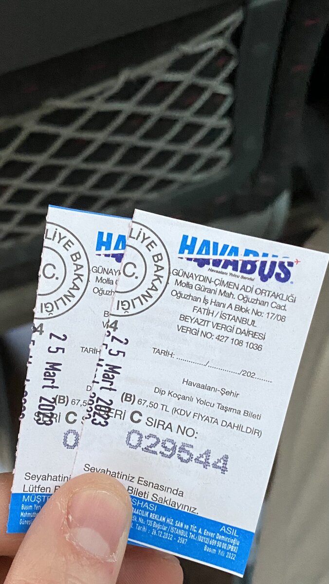 Водитель выдает билетики 