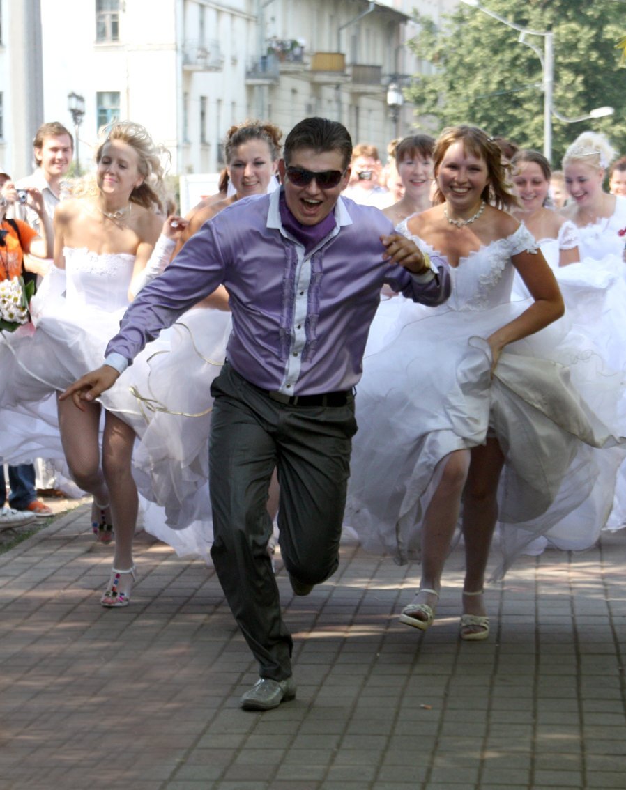 Человек который никогда не женится. Невеста убегает от жениха. Жених сбежал со свадьбы. Мужик бежит в ЗАГС. Мужчина убегает от невест.