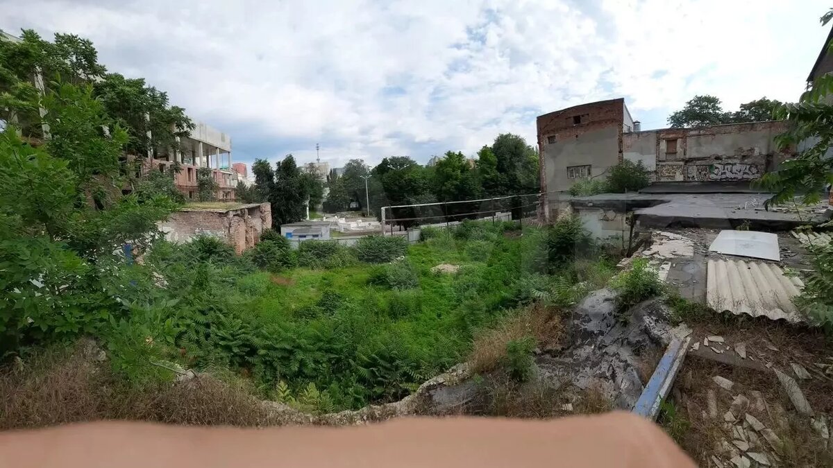     В Ростове на продажу выставили участок в парке имени Максима Горького площадью, там предлагают построить офисное здание, информация об этом появилась на портале бесплатных объявлений.