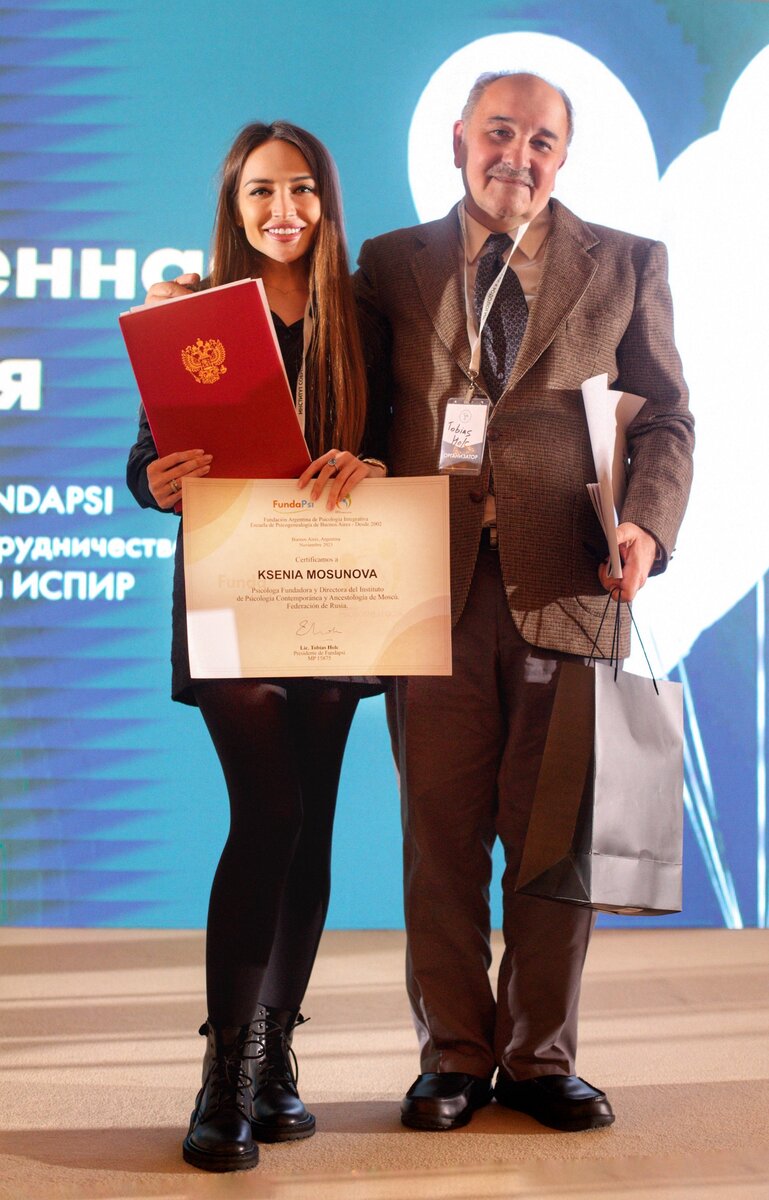 Лицензированный психолог, ведет клиническую практику более полувека. Президент FUNDAPSI (Аргентинского фонда интегративной психологии), основатель Школы психогенеалогии Буэнос-Айреса. Редактор журнала Psico Herencia («Психонаследственность»). Близкий друг Анн Анселин Шутценбергер, написал предисловие к её книге «Синдром предков». 