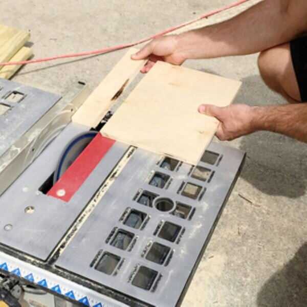 Разрежьте фанеру  на две части. У меня 30х35см и 30х7см. У меньшего куска должна быть вырезана одна длинная сторона под углом 12 градусов.