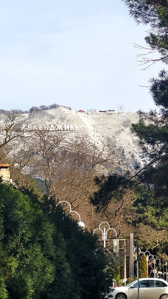 Такой вот зимний Геленджик. Морозный день и на горе снег❄️ 