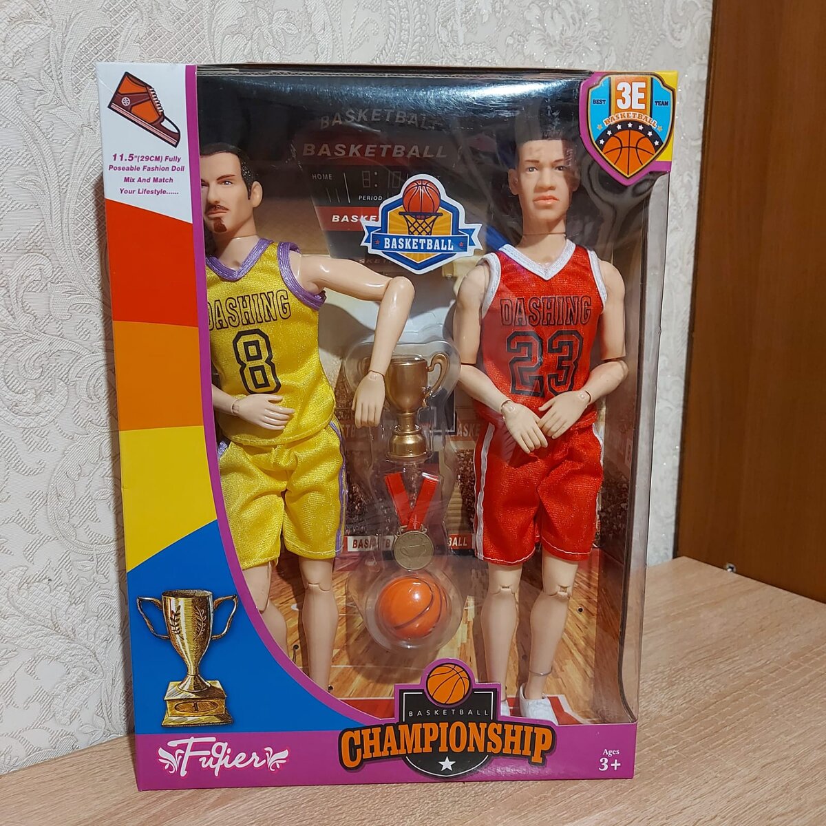 Парни-баскетболисты