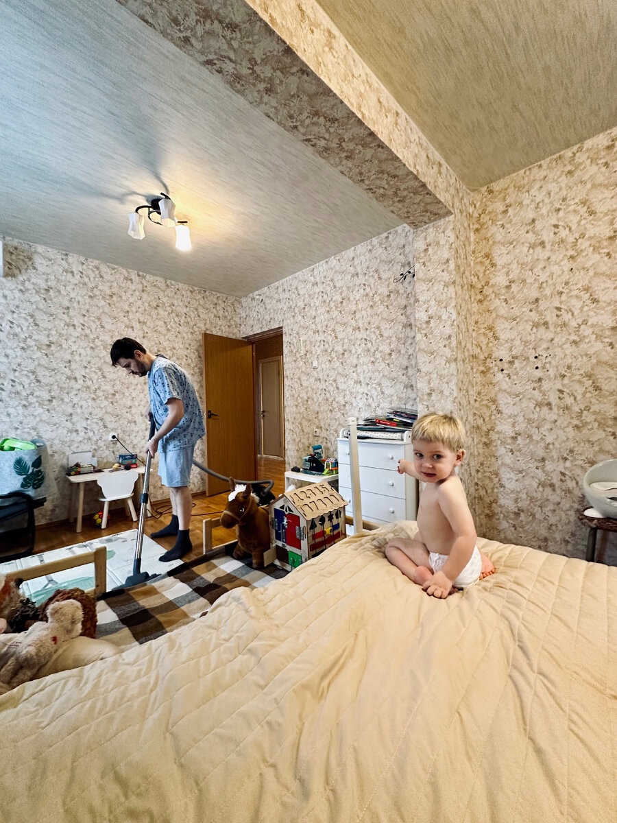 Муж делает уборку, а мы с Тимошей кайфует на кровати. И наблюдаем, конечно. 