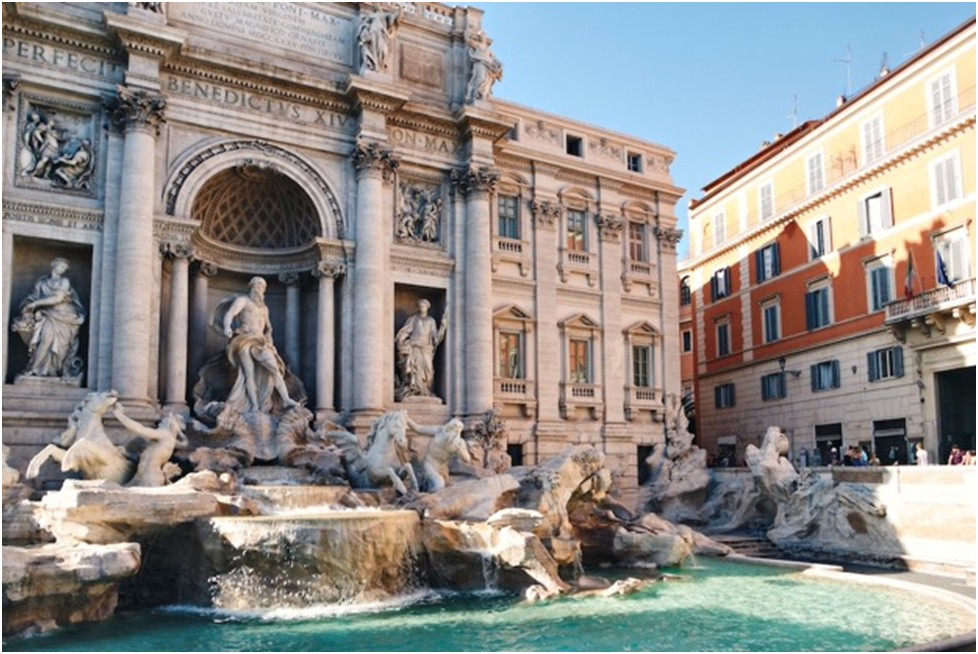 Одна из главных достопримечательностей Италии — фонтан Треви. Туристы верят: если бросить в фонтан одну монету — вернётесь в Рим, две — встретите любовь, три — будет свадьба, четыре — ждите богатства