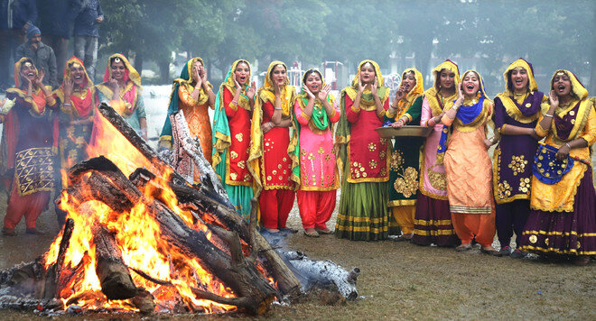 Студентки колледжа Лайаллпур Хальса празднуют Лори. Фото: tribuneindia.com