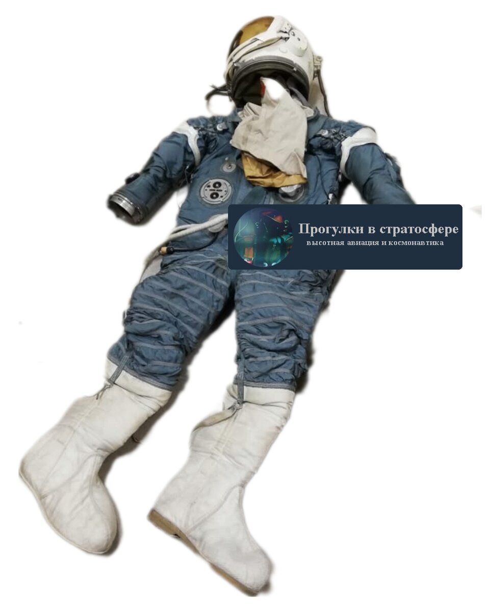 Советский скафандр "Ястреб" для выхода в открытый космос. Из резиновой ткани изготовлено лишь отверстие в виде аппендекса, которое видно в области груди - именно через него происходит надевание скафандра. Внешняя силовая оболочка изготовлена исключительно из ТКАНЕЙ. На этой же фотографии ответ еще на один вопрос в комментарии касательно того, что сомнительно выглядят обычные ботинки на фоне скафандра - ответ, ботинки надеваются на чулки скафандра.
