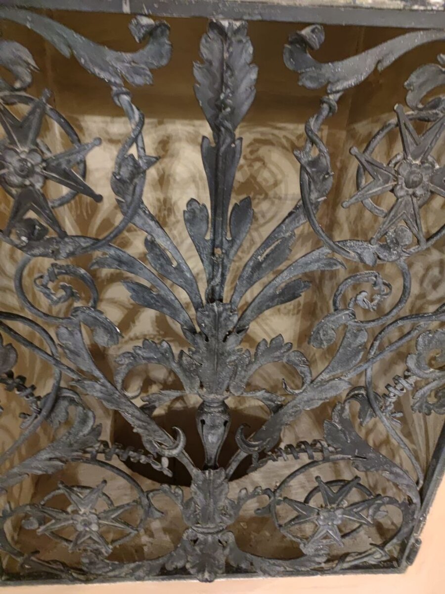 Поразившая меня таинственная решётка, за которой скрывалось то самое отверстие