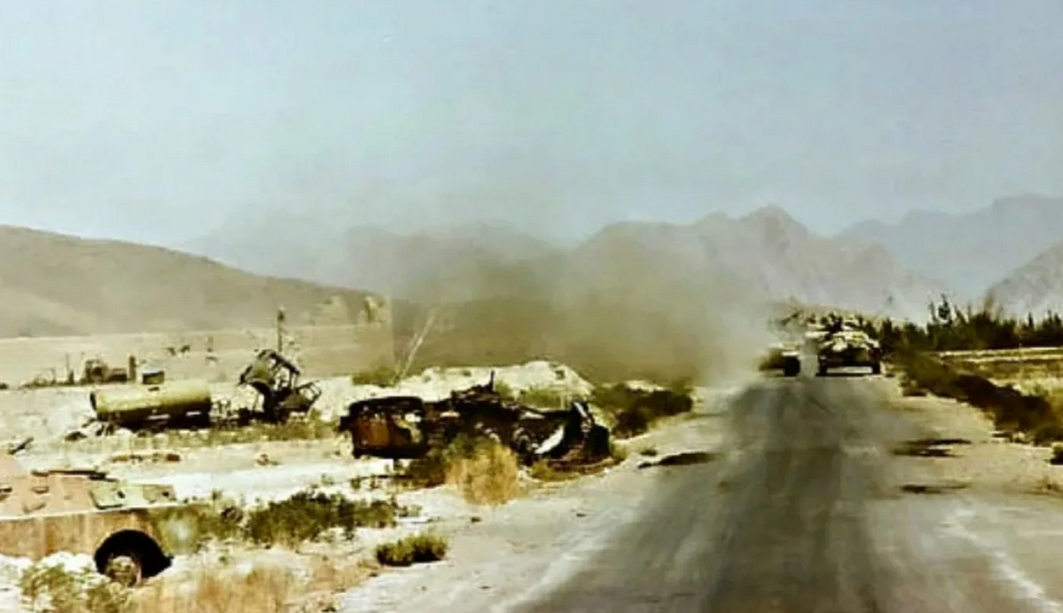 Афганская дорога опасна и непостижима. Партизанская война против Советских войск была развернута повсюду и все двадцать четыре часа. Оборачиваясь назад, удивительно как можно было вернуться без ранений. Фото из открытых источников.