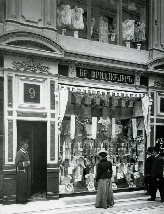 Витрина магазина на Невском проспекте